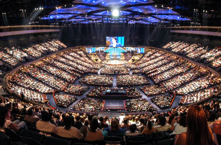 3 Reasons Why Large Congregations Should Outsource Facility Management Church Congregation Auditorium